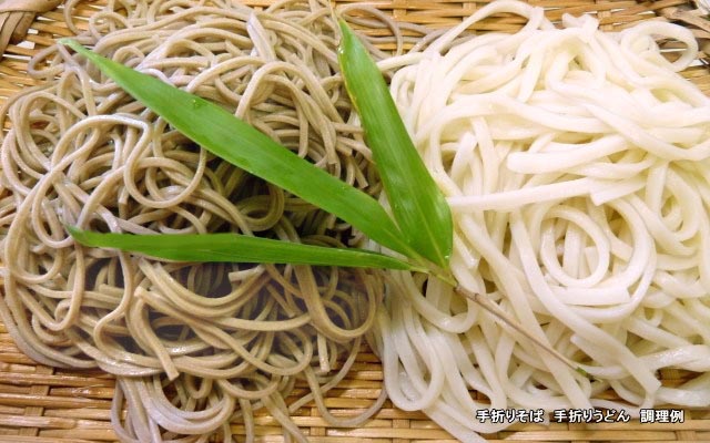 手折りそばと手折りうどん